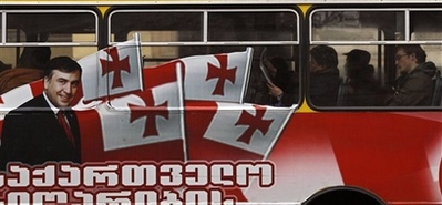 Тбилисский автобус. Плакат с изображением кандидата в президенты Михаила Саакашвили. Фото - Associated Press